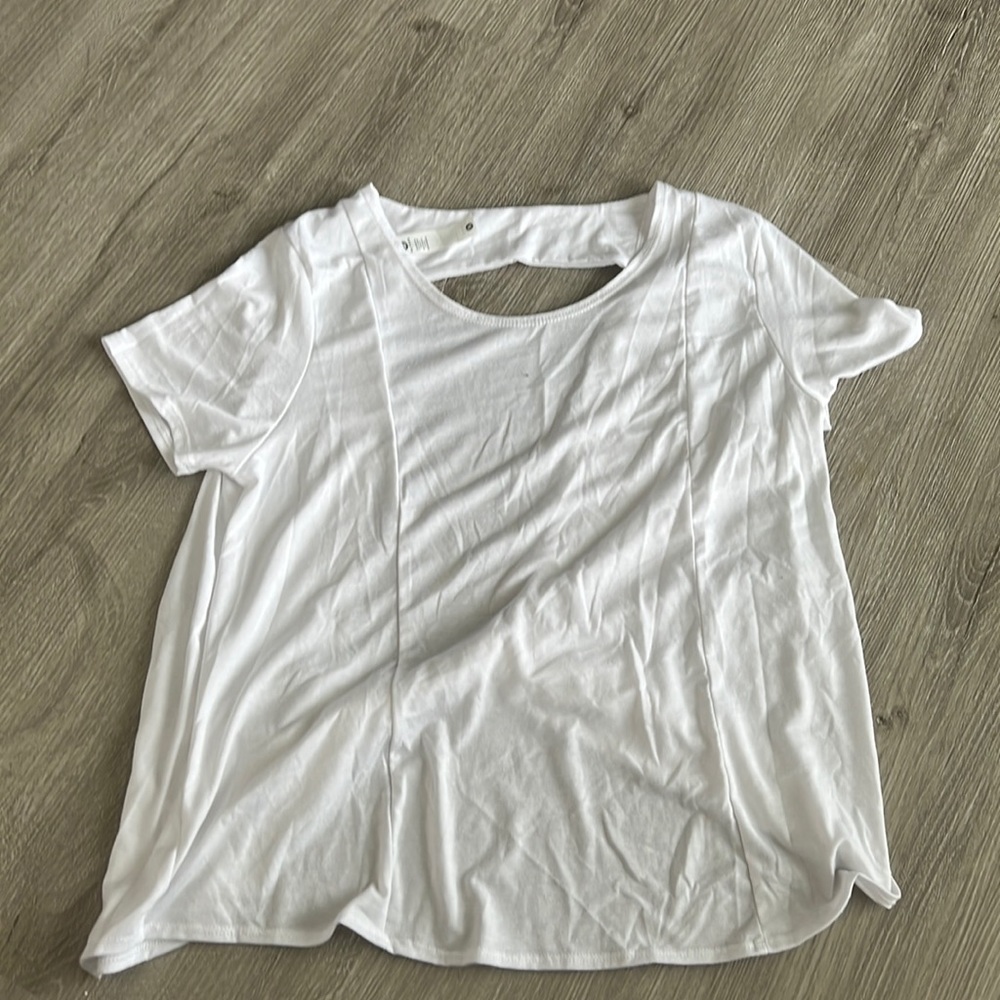 Glyder white tee with open back. Size small. Good condition.